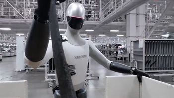 Nie uwierzysz, że to robot. Xiaomi pokazało humanoida w fabryce samochodów
