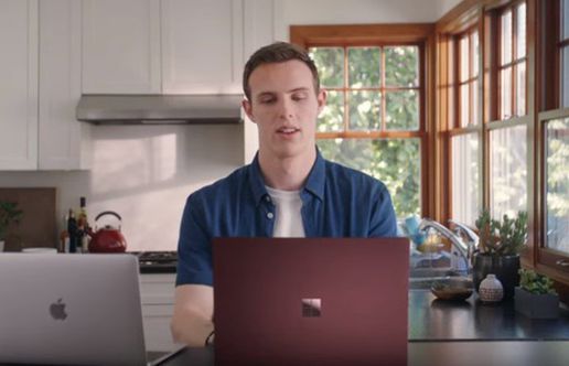 Mackenzie „Mac” Book przekonuje, że Surface Latop 2 jest lepszy od sprzętu Apple. Kolejna odsłona walki technologicznych gigantów