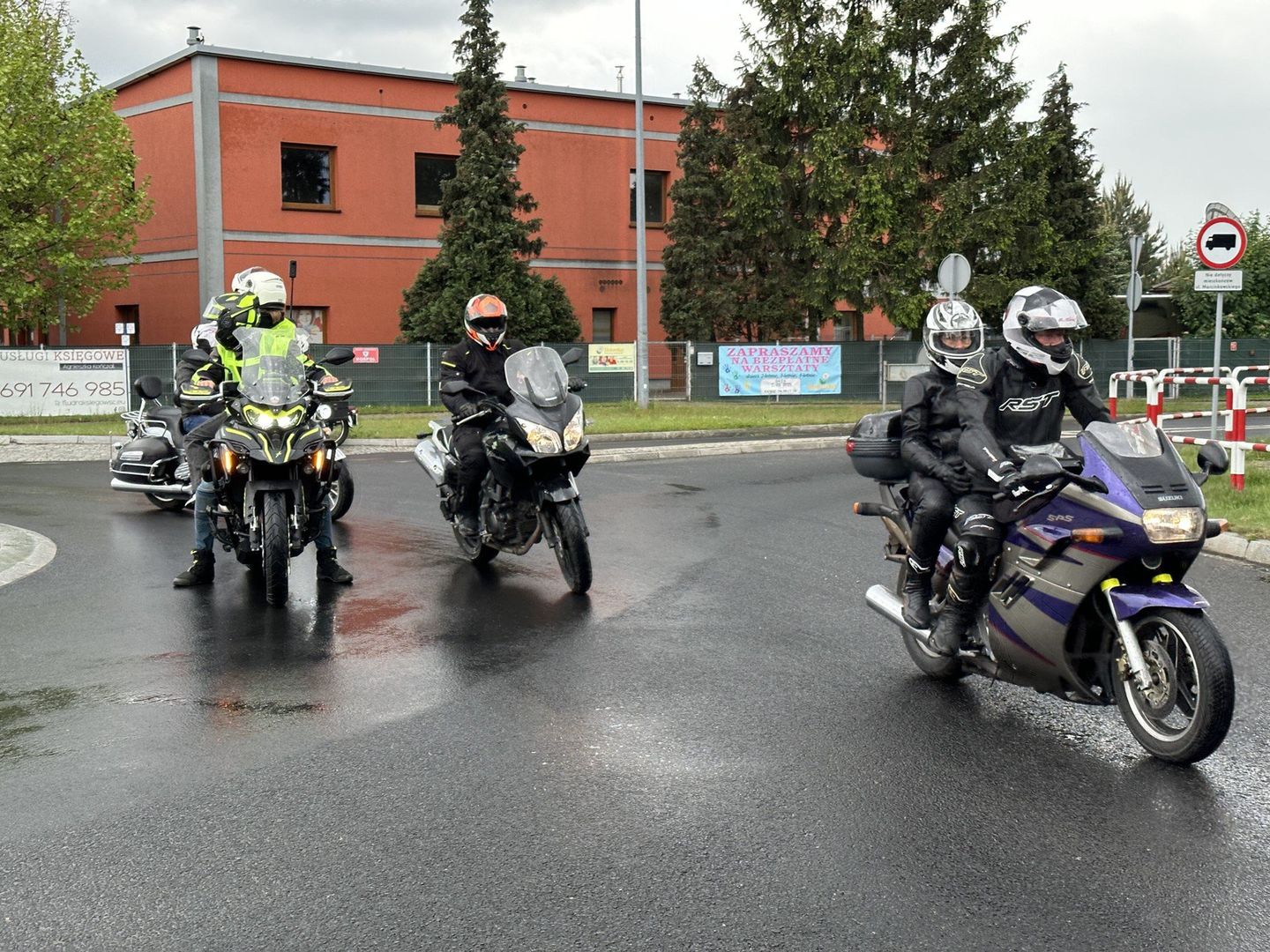 Inauguracja sezonu motocyklowego w Środzie Wielkopolskiej rozpoczęła się od parady maszyn ulicami miasta.