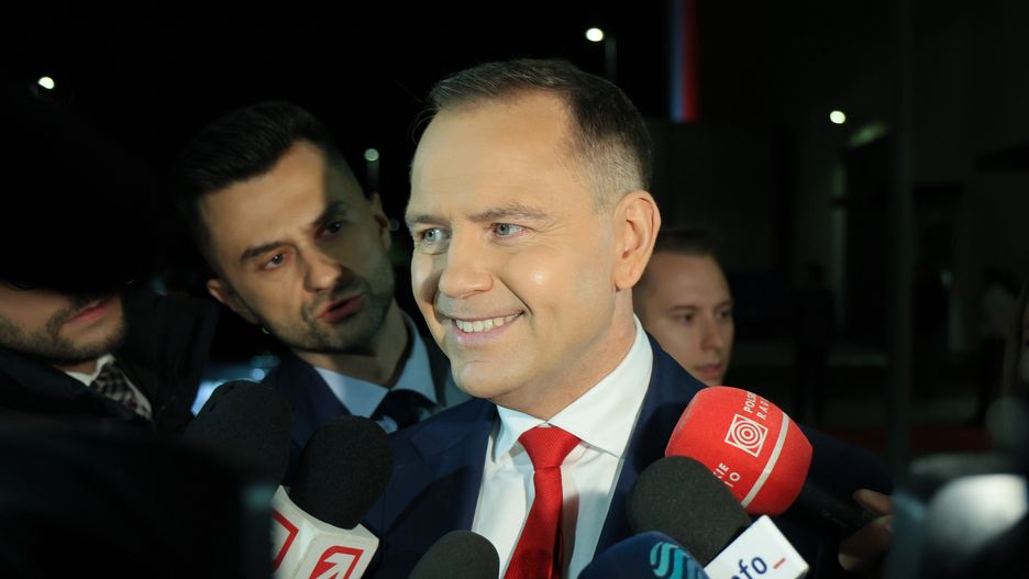 Warszawa, 23.05.2025. Wybory Prezydenta RP 2025 - kampania przed II turą. Kandydat Komitetu Obywatelskiego, popierany przez PiS prezes IPN Karol Nawrocki (C) po debacie przed II turą wyborow prezydenta RP, transmitowanej przez trzy ogólnopolskie stacje ? TVP, TVN i Polsat, w Warszawie, 23 bm. (ad) PAP/Paweł Supernak