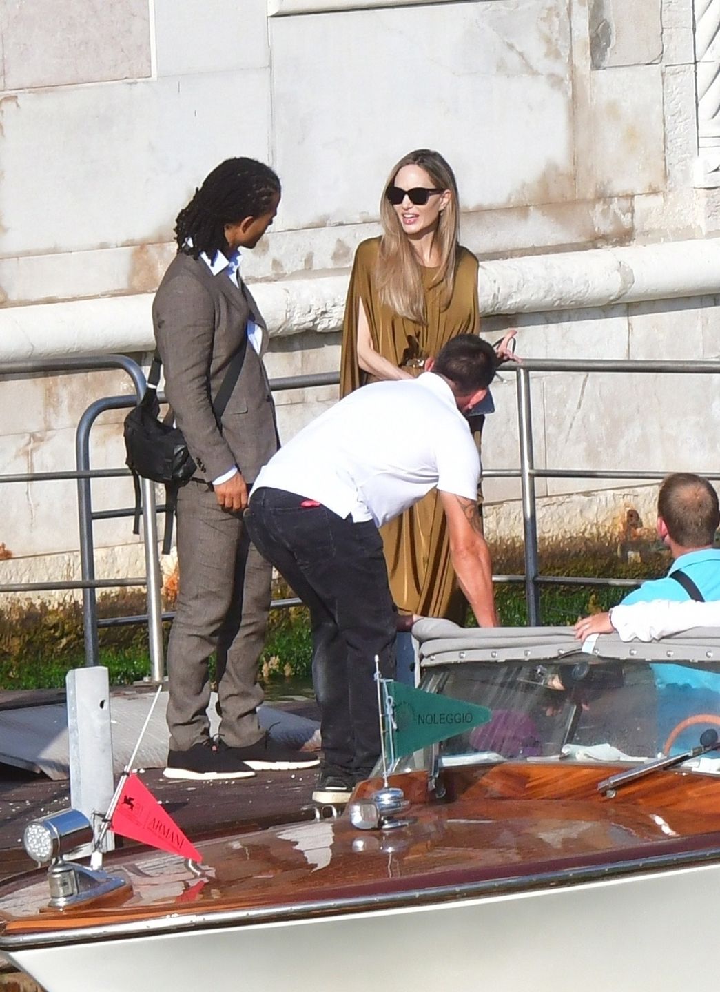 Angelina Jolie opuszcza hotel w towarzystwie znanego rapera