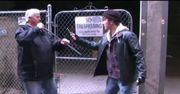 Absurdalna reklama równie absurdalnego przyrządu do samoobrony [wideo]