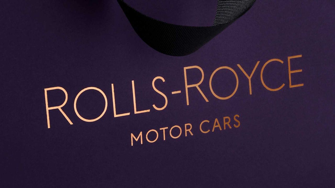 Rolls-Royce odmładza wizerunek. Nowa czcionka i figurka Spirit of Ecstasy