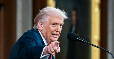 Hiszpanie o ataku na Iran. "Trump uważa, że może robić co chce"