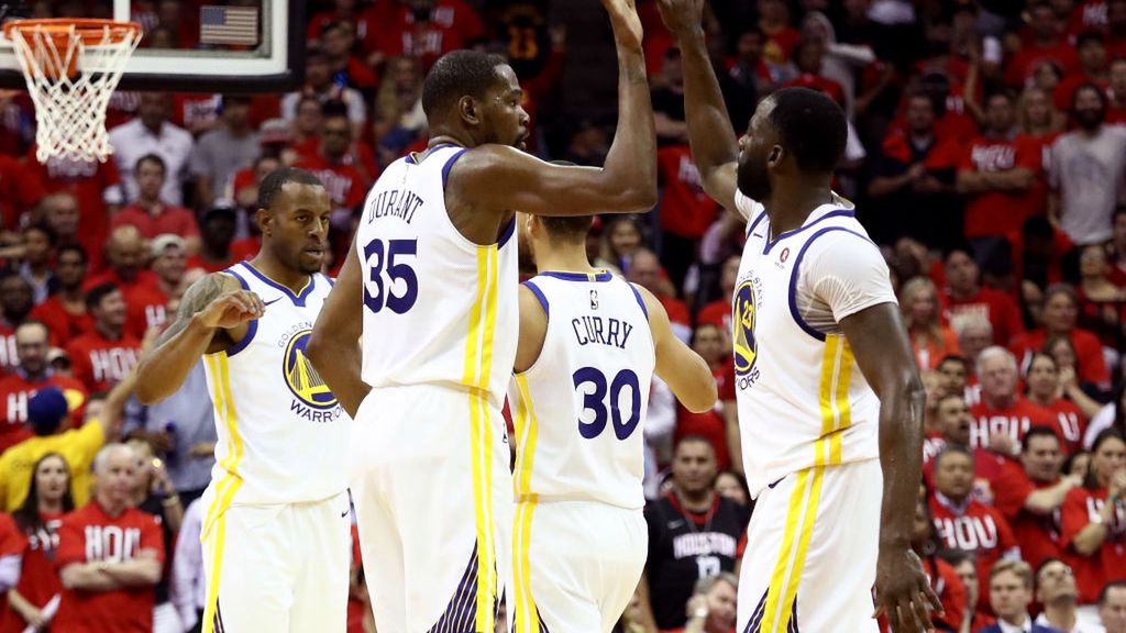 Getty Images / Ronald Martinez / Na zdjęciu: koszykarze Golden State Warriors