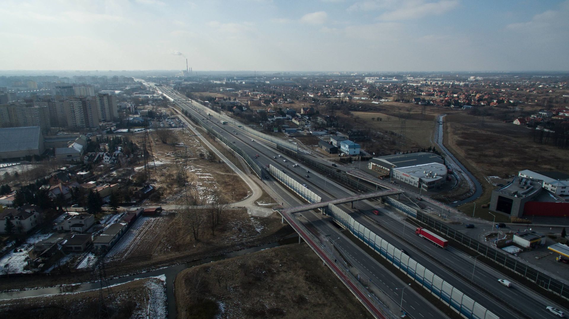 Warszawa. Utrudnienia na trasie S8. Z ciężarówki wylał się beton