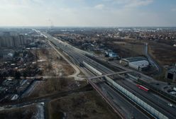 Warszawa. Utrudnienia na trasie S8. Z ciężarówki wylał się beton