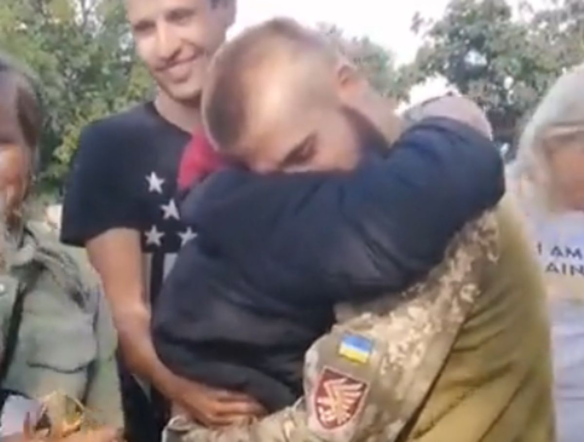 Wzruszające nagranie z powrotu ukraińskiego żołnierza do domu. Kobieta prawie zemdlała, gdy go zobaczyła