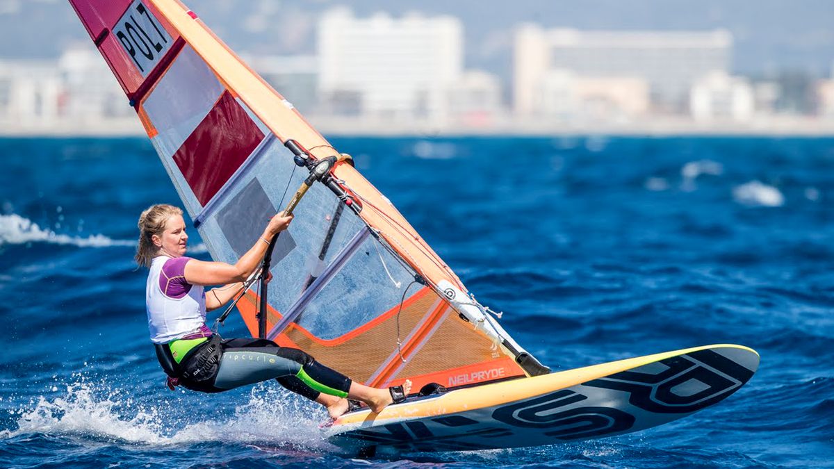 Maja Dziarnowska w windsurfingowej, olimpijskiej klasie RS:X