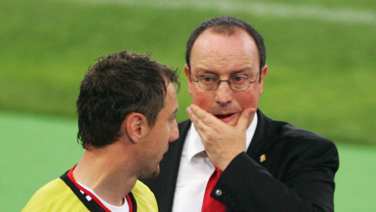 Na zdjęciu od lewej: Jerzy Dudek i Rafael Benitez