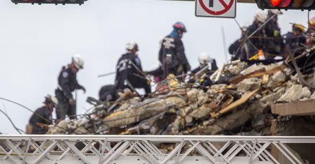 Owinął córeczkę kurtką. Strażak wydobył z gruzów ciało własnego dziecka