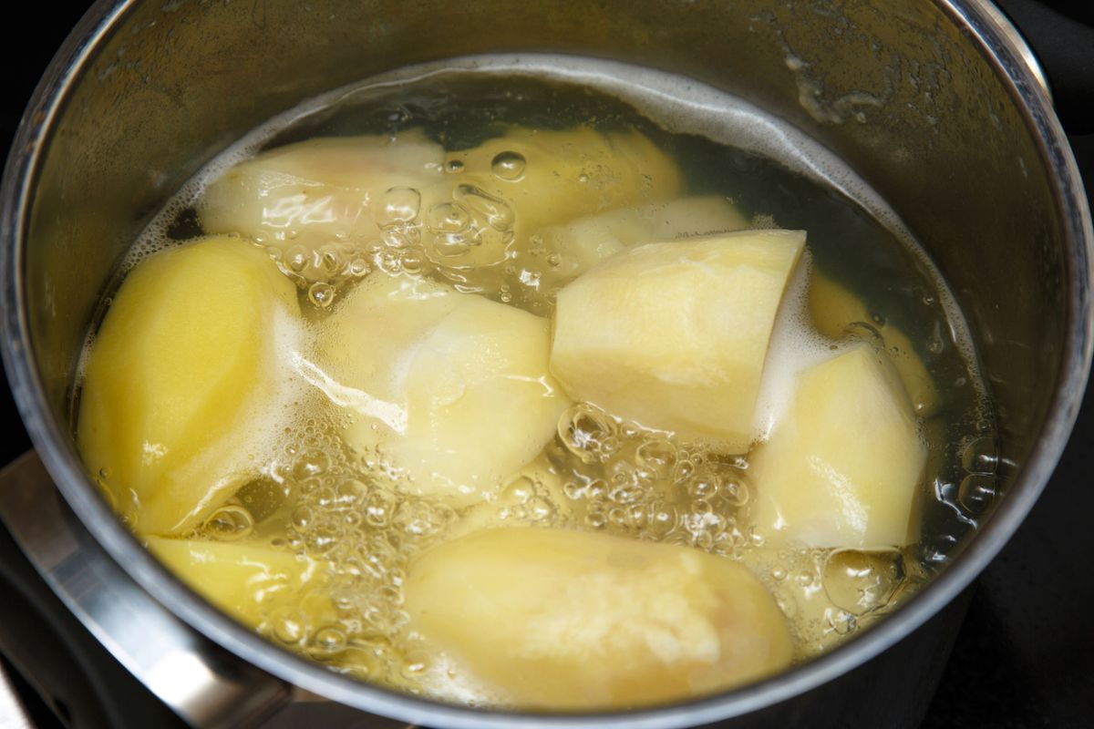 Nie wylewaj wody po gotowaniu ziemniaków. Możesz ją jeszcze wykorzystać