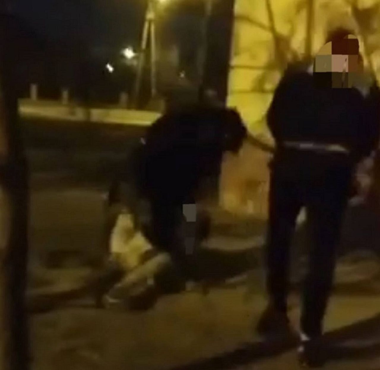 Brutalne pobicie nastolatka zarejestrowane na filmie. Policjanci dotarli do pokrzywdzonego 18-latka