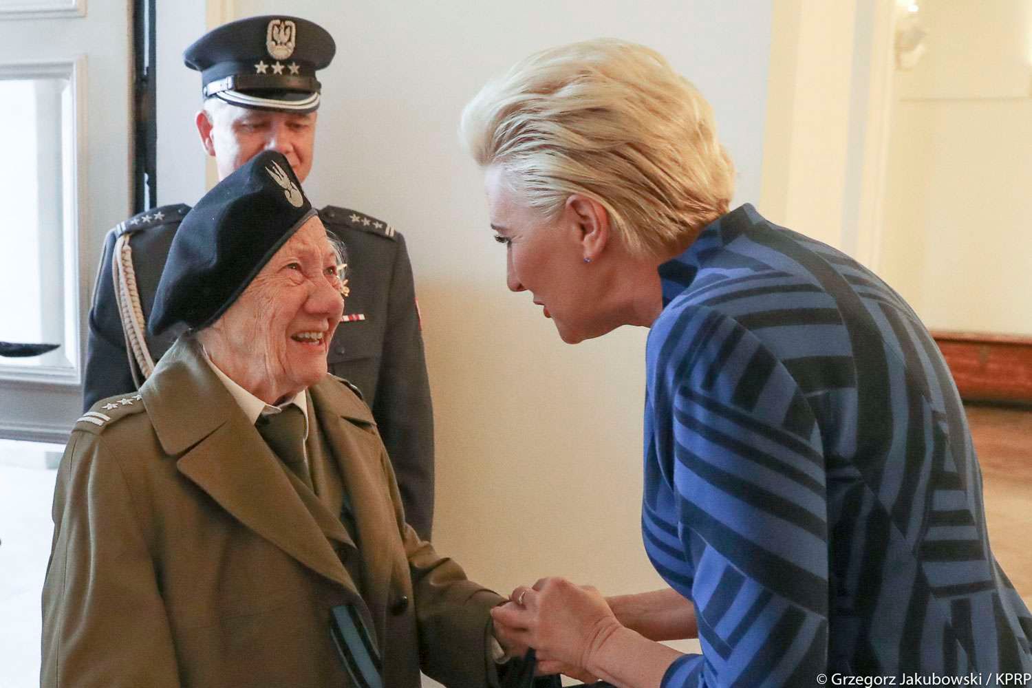 Agata Kornhauser-Duda powitała w Pałacu Prezydenckim płk Danutę Gałkową, kombatantkę AK, uczestniczkę Powstania Warszawskiego