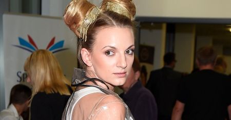 Cierpi na otosklerozę. Partner zauważył pierwsze objawy