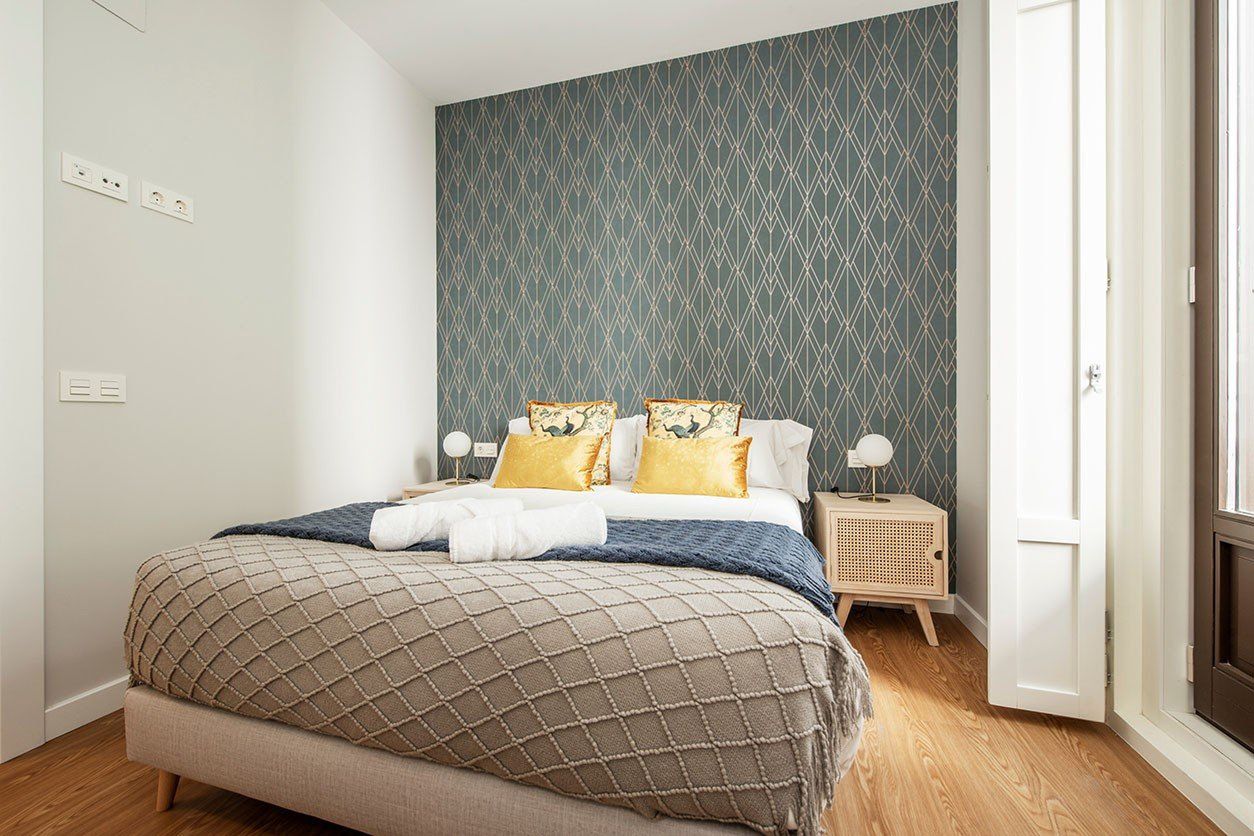 Umieszczenie tapety warto dobrać do rodzaju pomieszczenia. W sypialni świetnie sprawdzi się na ścianie za łóżkiem.