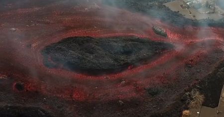 Potężne skały płyną razem z lawą. Najnowsze zdjęcia z La Palmy