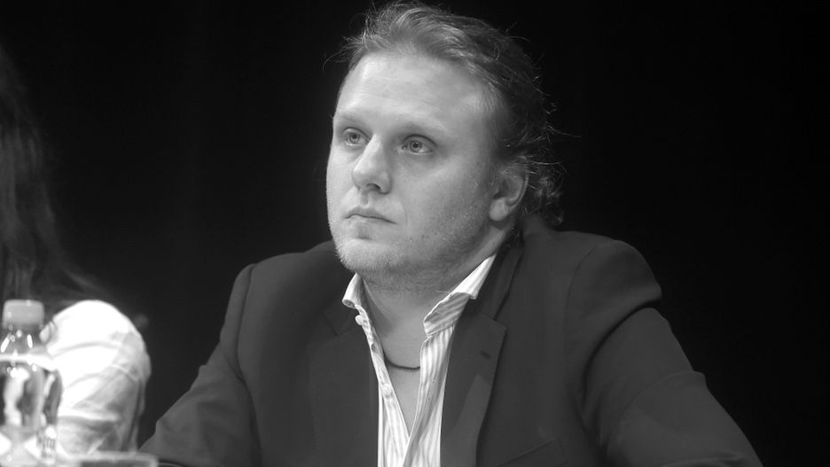Pochówek urny z prochami Piotra Woźniaka-Staraka w murowanym grobie na działce. Zapadł wyrok