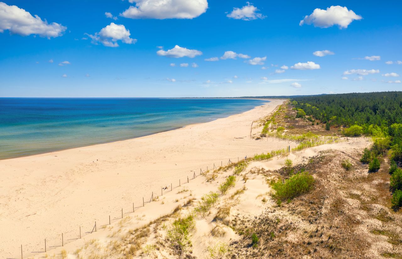 Wakacje 2022. Błękitne Flagi dla najczystszych plaż na świecie. Polska na liście