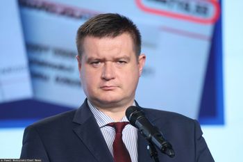 Poseł PiS wyniesiony z samolotu. Tak się teraz tłumaczy