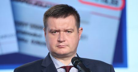 Poseł PiS wyniesiony z samolotu. Tak się teraz tłumaczy