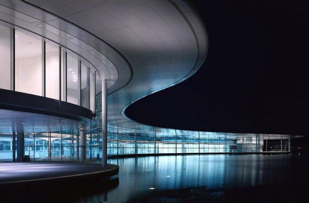 Centrum McLarena - architektura przemysłowa od Foster + Partners [wideo] 3
