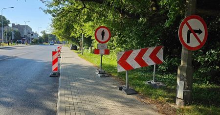 Rusza budowa drogi rowerowej wzdłuż al. Warszawskiej. Zamknęli chodnik, piesi skierowani na drugą stronę ulicy