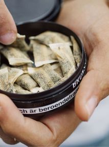 TikTok dentist warns against snus. "It causes devastating changes"