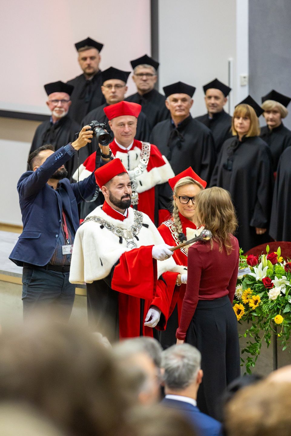 Inauguracja nowego roku akademickiego na Politechnice Bydgoskiej upłynęła pod znakiem cyberbezpieczeństwa. Gościem uczelni był dr Krzysztof Gawkowski, wiceprezes Rady Ministrów i zarazem minister cyfryzacji. Inauguracyjne uroczystości poprzedziło otwarcie gruntownie zmodernizowanego Wydziału Telekomunikacji, Informatyki i Elektrotechniki.