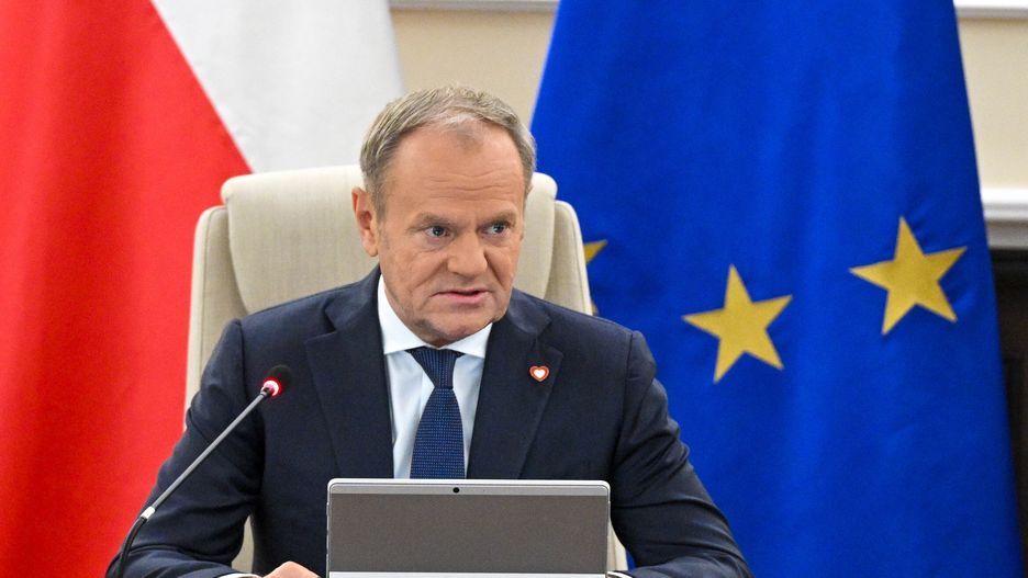 Warszawa, 04.11.2025. Premier Donald Tusk na posiedzeniu rządu w Kancelarii Prezesa Rady Ministrów w Warszawie, 4 bm. Rząd ma zająć się m.in. złagodzeniem obowiązków informacyjnych dla banków spółdzielczych i ułatwieniami w wyegzekwowaniu ustanowienia odrębnej własności lokalu w przypadku bezczynności spółdzielni mieszkaniowej. Ministrowie rozpatrzą też propozycje zmian w Programie Ochrony Ludności. (amb) PAP/Radek Pietruszka