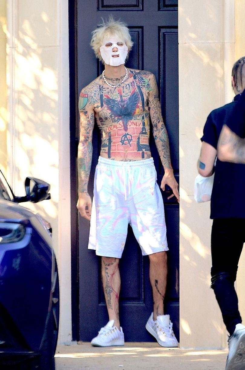 Machine Gun Kelly straszy w nawilżającej maseczce