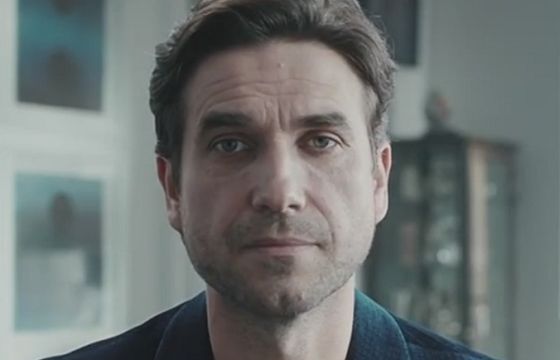 Marcin Dorociński jako „gość z telewizora” reklamuje ubezpieczenia mieszkaniowe w PZU (wideo)