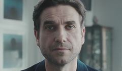 Marcin Dorociński jako „gość z telewizora” reklamuje ubezpieczenia mieszkaniowe w PZU (wideo)