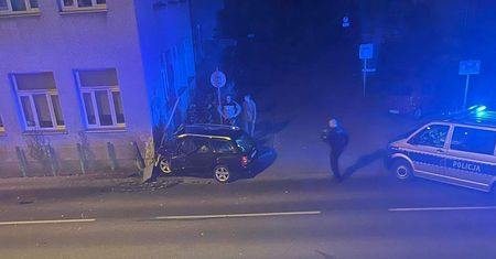 Tragiczny wypadek w Bielsku-Białej. Młody kierowca wjechał w urząd pracy