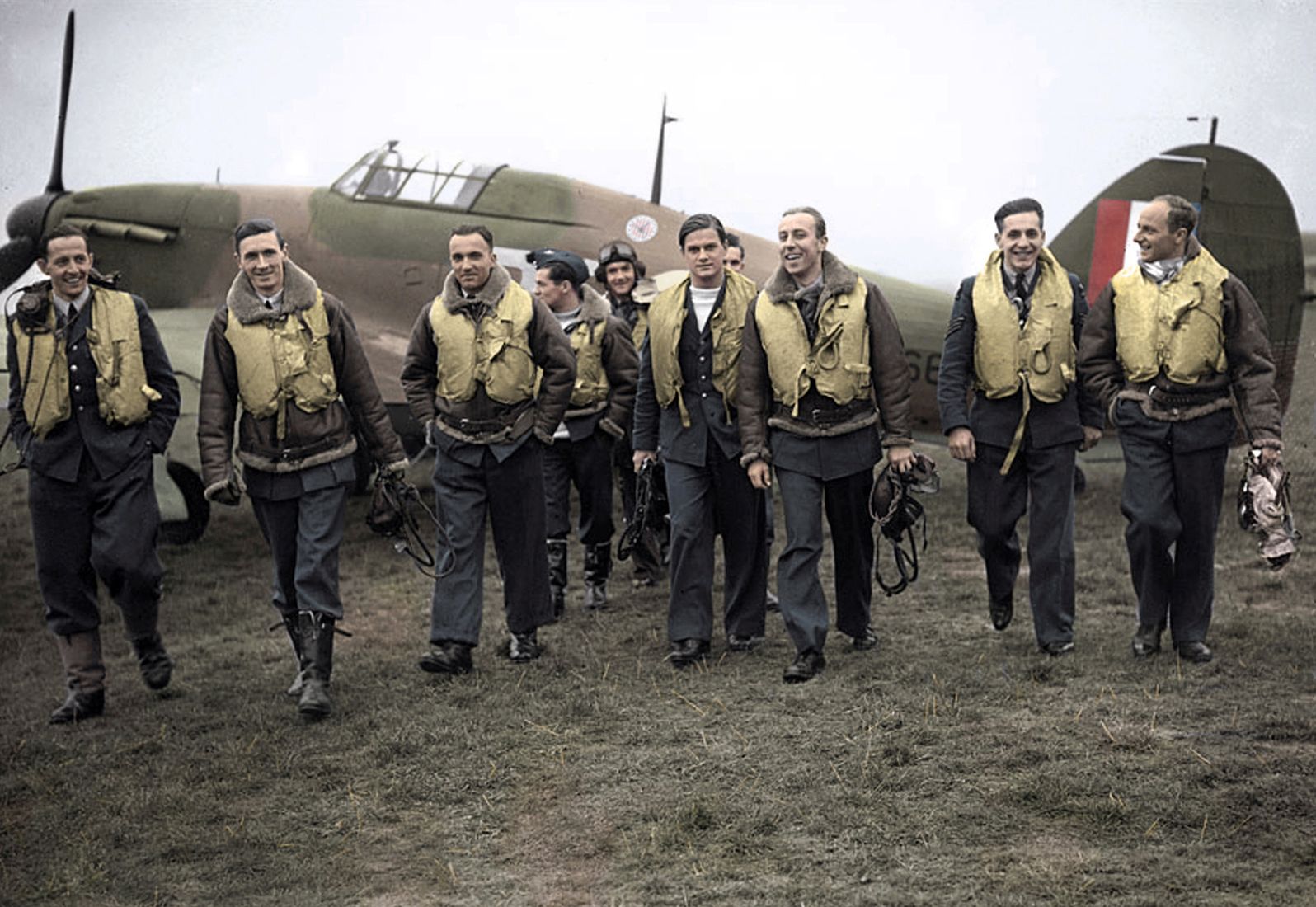 1940 Piloci Dywizjonu 303. Od lewej P/O Ferić, F/Lt Kent, F/O Grzeszczak, P/O Radomski, P/O Zumbach, P/O Łukuciewski, F/O Henneberg, Sgt. Rogowski, Sgt. Szaposznikow. 