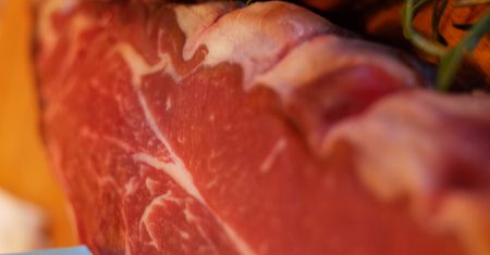 Surowa polędwica z wołowiny australijskiej, bez kości (samo mięso)