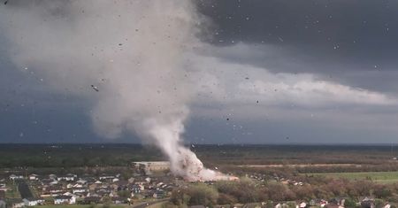 Tornado gnało prosto na niego, a on nagrywał. Dron zarejestrował niesamowite zjawisko