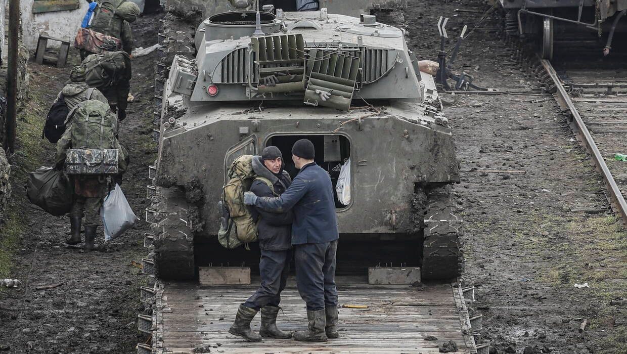Rosyjscy żołnierze zakładają cywilne ubrania i próbują wydostać się z Charkowa.