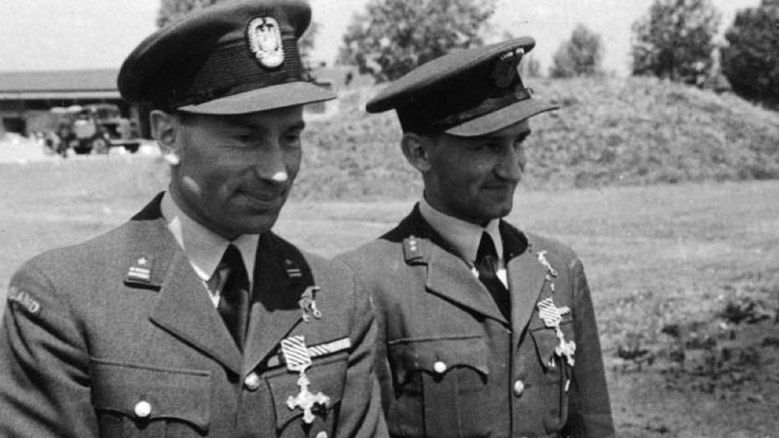 Kapitan Tadeusz Kotz (z prawej) po dekoracji brytyjskim Distinguished Flying Cross. Czerwiec 1943 roku