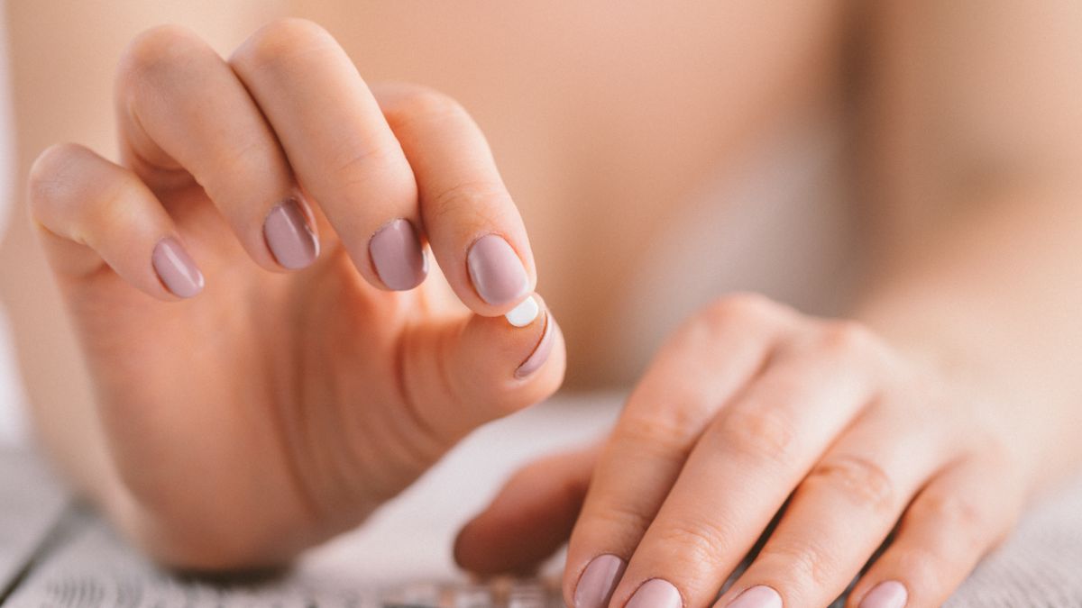 Lesinelle zawiera dwa hormony żeńskie: drospirenon i etynyloestradiol.