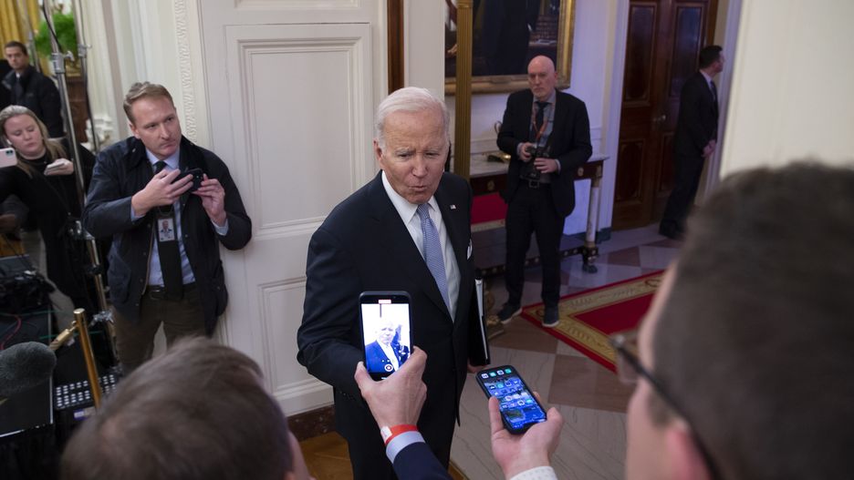 US President Joe Biden welcomes mayors of the US Conference of Mayors 91st Winter Meeting
epa10418988 US President Joe Biden (C) speaks to members of the news media as he leaves after an event welcoming a bipartisan group of mayors that are in Washington attending the US Conference of Mayors 91st Winter Meeting, in the East Room of the White House in Washington, DC, USA, 20 January 2023.  EPA/MICHAEL REYNOLDS 
Dostawca: PAP/EPA.
MICHAEL REYNOLDS
