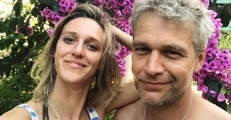 Michał Żebrowski z okazji urodzin żony uraczył fanów ROZNEGLIŻOWANYM zdjęciem. "Ładnie się tam bawicie" (FOTO)