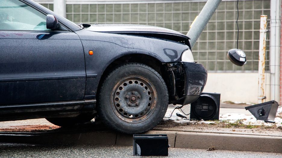 wypadek, wypadek samochodowy, kolizja, latarnia, droga, zniszczenie, zepsuty, zderzak