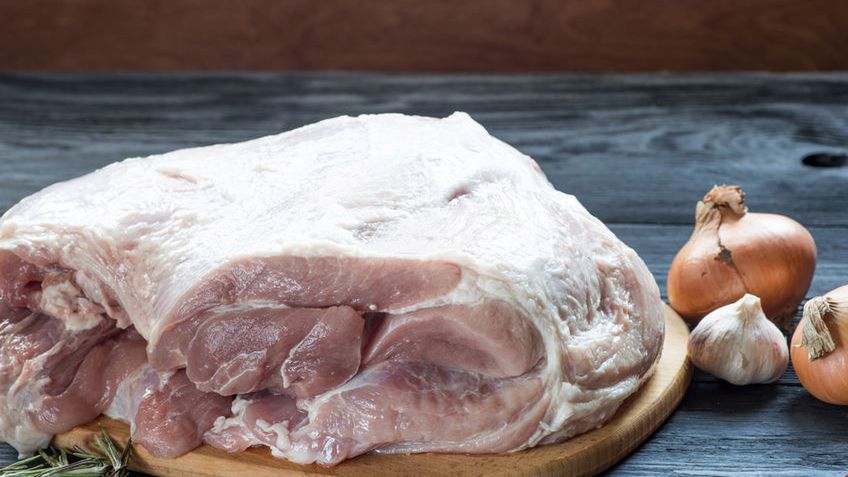 Surowa golonka wołowa (mięso i tłuszcz, III klasa mięsa)