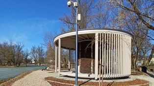 Skawina: W Parku Miejskim będzie można inhalować. Stanęła tam tężnia. Skawinianie z niecierpliwością czekają na jej otwarcie