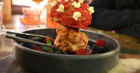 Deser jak grzyb i dąb w środku restauracji. Ta knieja zaskakuje