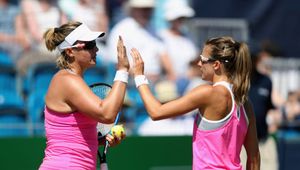 WTA Pekin: Alicja Rosolska i Abigail Spears w ćwierćfinale. Obroniły cztery piłki meczowe