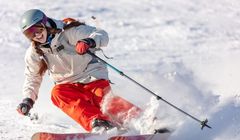 Aż 5 tys. zł kary za jazdę bez kasku na nartach? Poznaj zasady bezpieczeństwa na stoku i pamiętaj o ubezpieczeniu, by cieszyć się urlopem