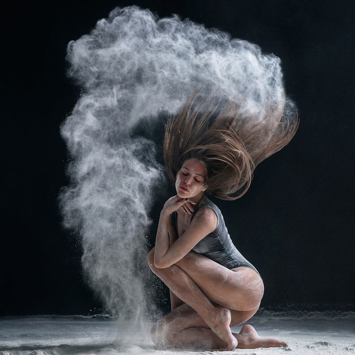 Ekspresyjne portrety tancerzy z rozsypywaną mąką