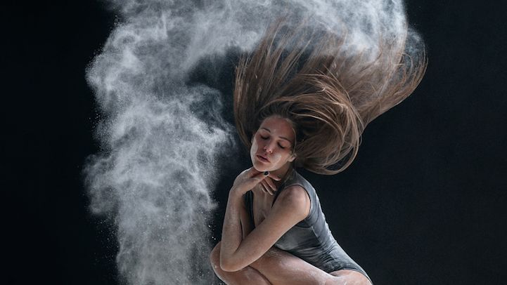 Ekspresyjne portrety tancerzy z rozsypywaną mąką 1